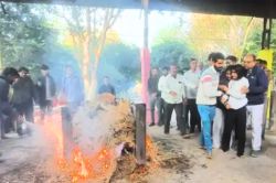 बेटियों ने पिता की अर्थी को दिया कंधा, फिर दी मुखाग्नि, नम हो गई देखने वालों की
आंखें - image