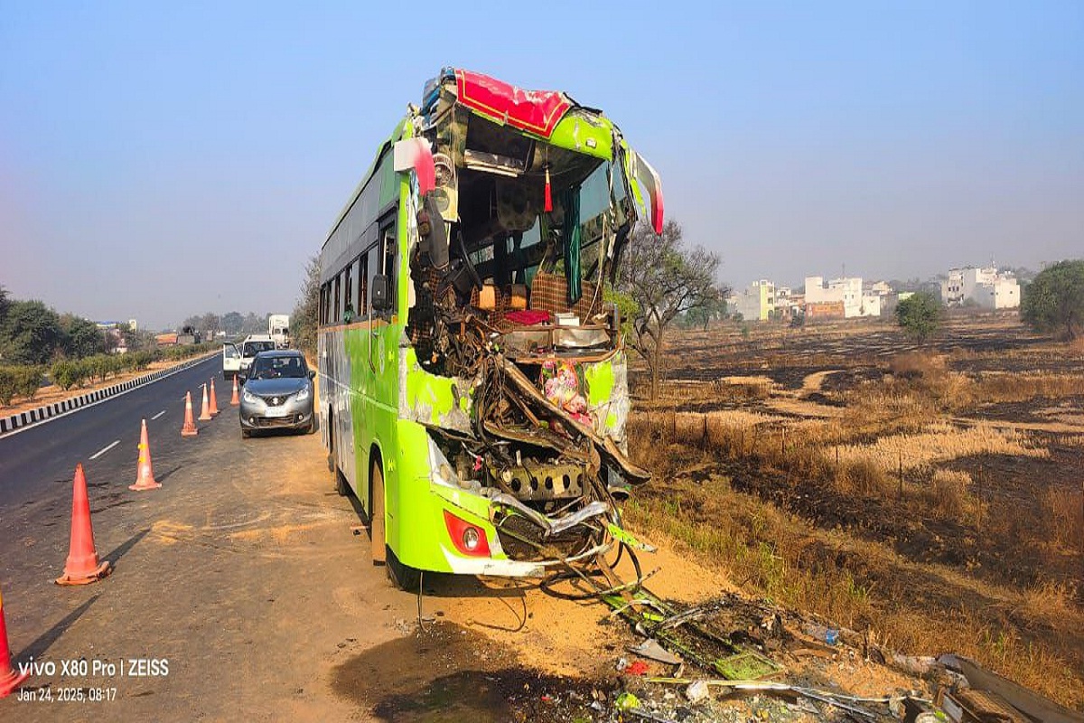 CG News Today Live: दुर्ग से पुरी जा रही बस ट्रक से टकराई
