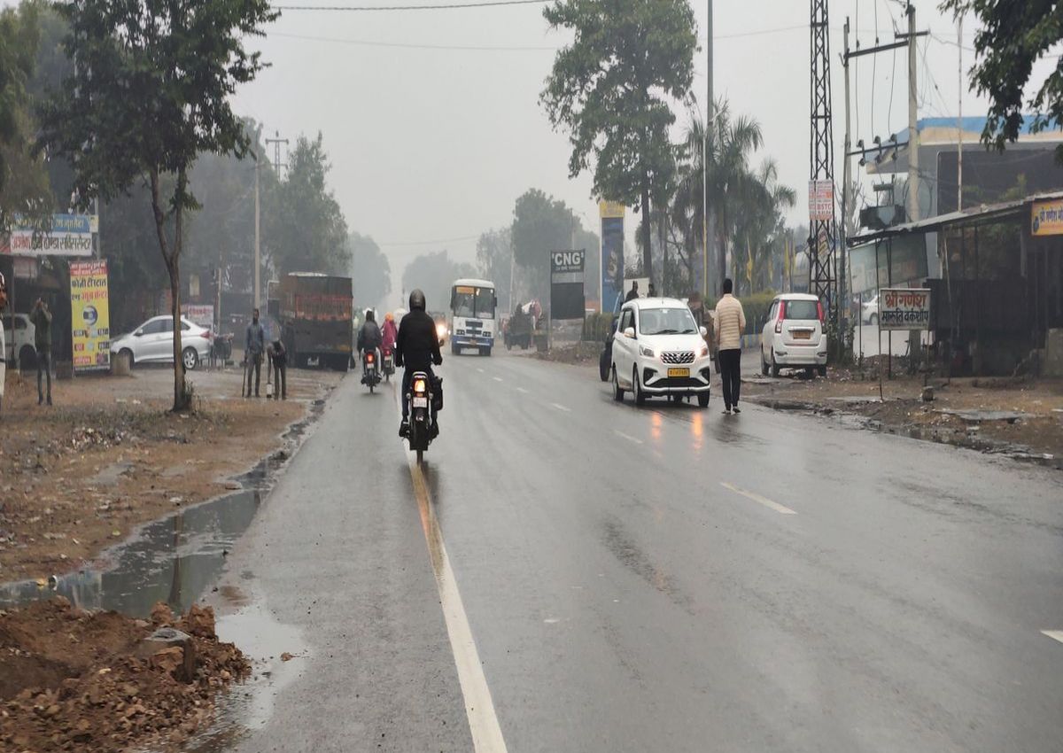 फिर पलटा मौसम, छाए काले बादल, कई जगह बारिश भी हुई, हवा ने ठिठुराया