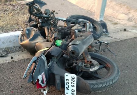 एक्सप्रेस वे पर बाइक ले गया, ट्रक ने सवार को कुचला