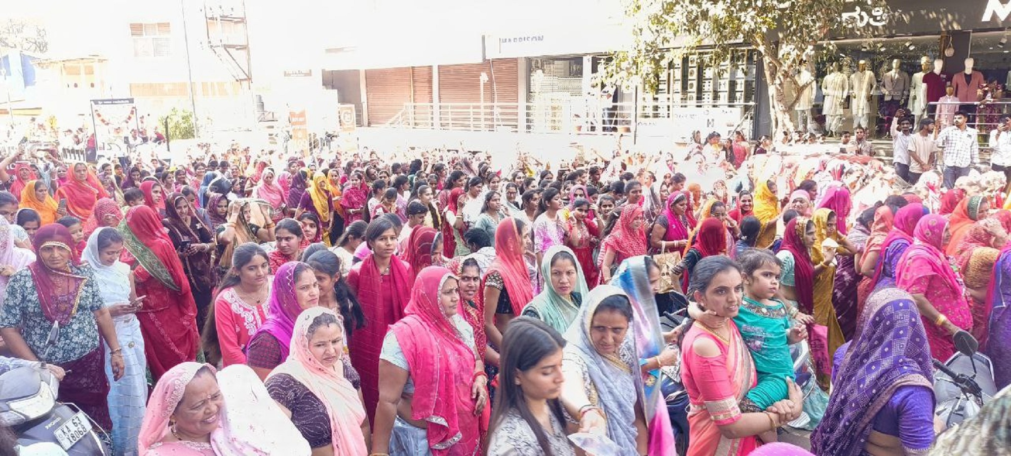 हुब्बल्ली में दिखी राजस्थानी संस्कृति की झलक, बाबा रामदेव मेले में उमड़ा आस्था का सैलाब, लगे जयकारे