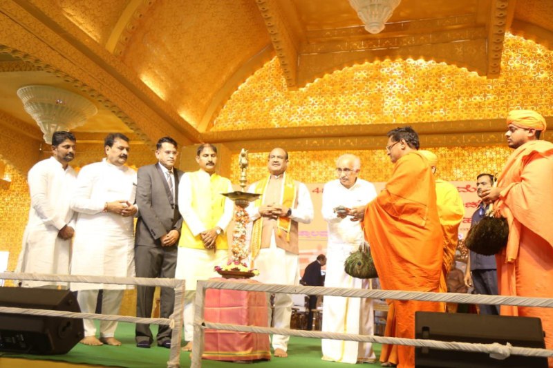 हुब्बल्ली के पास वरूर स्थित नवग्रह तीर्थक्षेत्र के महामस्तकाभिषेक समारोह में लोकसभाध्यक्ष ओम बिरला एवं अन्य अतिथि।