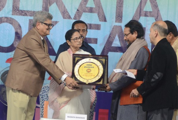 बांग्ला साहित्यकार अबुल बशर को गिल्ड की ओर से दिया जानेवाला साहित्य सम्मान प्रदान करतीं सीएम ममता बनर्जी।
