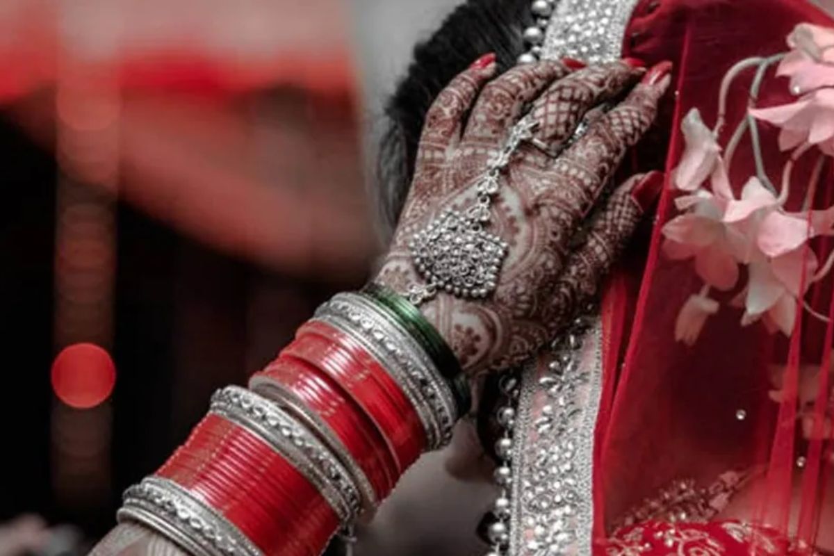 Looteri Dulhan: शादी के 18वें दिन दूल्हा को झटका, लाखों रुपए और जेवरात लेकर
दुल्हन हुई फरार