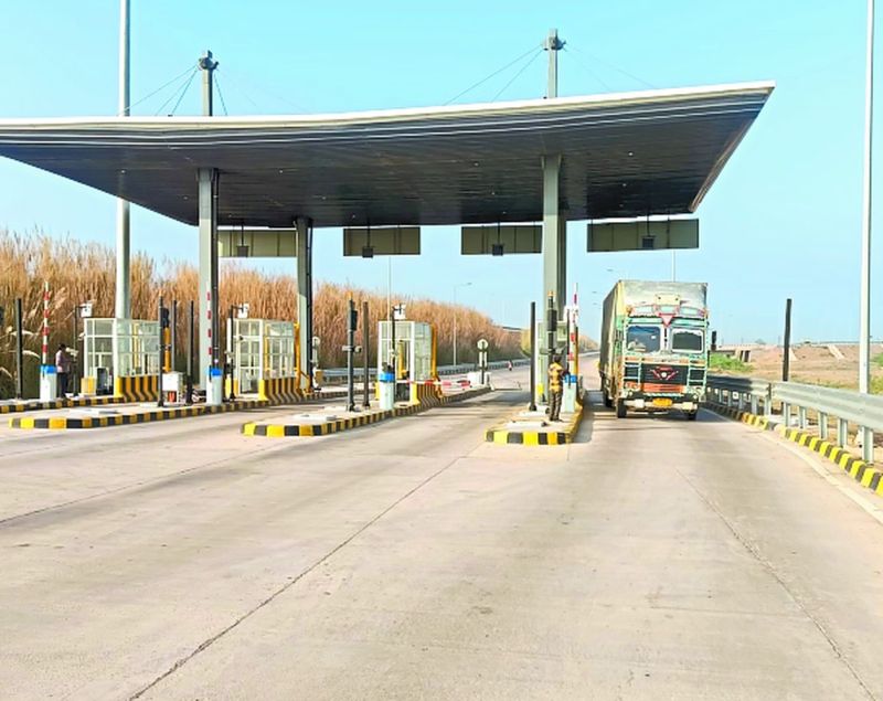 दिल्ली मुंबई एक्सप्रेस वे : ओवरलोड वाहनों पर ब्रेक, टोल वसूली हुई शुरू