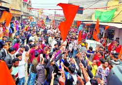 श्रीराम मंदिर की प्राण प्रतिष्ठा की प्रथम वर्षगांठ पर हुए भजन कीर्तन, निकाली
शोभायात्राएं - image