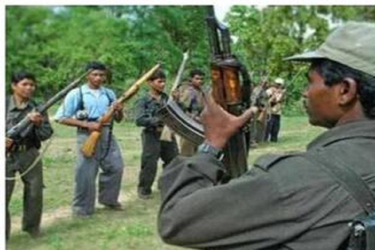 CG Naxalites: नक्सलियों ने तीन ग्रामीणों को किया अगवा, एक की हत्या