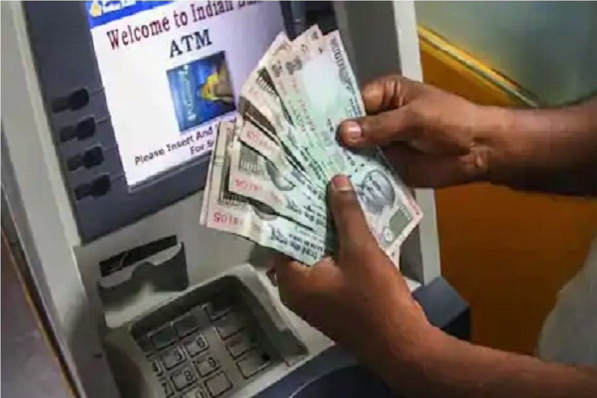 ATM मशीन में सन्नाटा! किसानों को नहीं मिल रही राहत, पैसों के लिए लगी लंबी कतार..