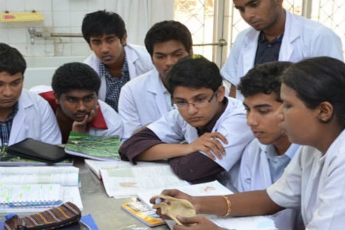 MBBS Exam: एमबीबीएस और एमडी-एमएस के परचों का होगा ऑनलाइन मूल्यांकन, विश्वबिद्यालय ने लिया निर्णय