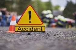 Road Accident: स्टंटबाजी पड़ा महंगा, चौरा से जा टकराई बाइक, सिर फटने से एक की मौत - image