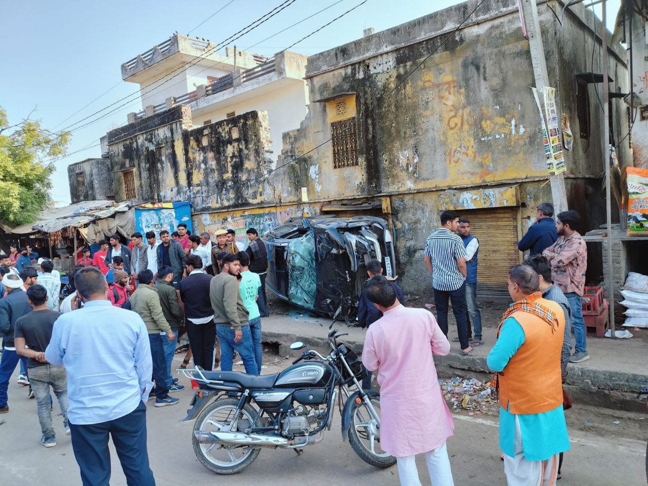 एयरबैग खुलने से कार में बैठी सवारियां बाल- बाल बची , बाइक सवार गम्भीर घायल