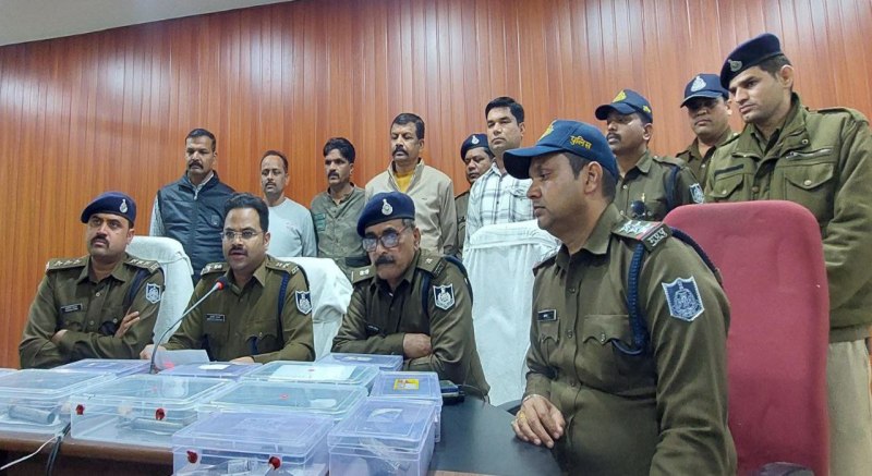 १४ जब्त,कुछ अधवने हथियार, बनाने की मशीन, सामग्री भी जब्त, तीन गिरफ्तार