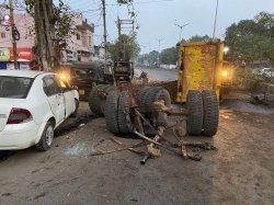 शहर के बीच मौत बनकर दौड़ रहा था मुरम से भरा डंपर, डिवाइडर से टकराकर उड़े परखच्चे - image