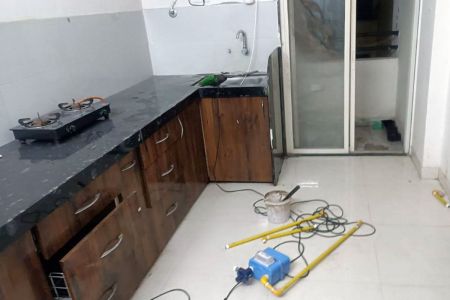 गैस पाइप लाइन फीटिंग के लिए ड्रिल करते चिंगारी से विस्फोट, दो झुलसे