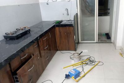 गैस पाइप लाइन फीटिंग के लिए ड्रिल करते चिंगारी से विस्फोट, दो झुलसे