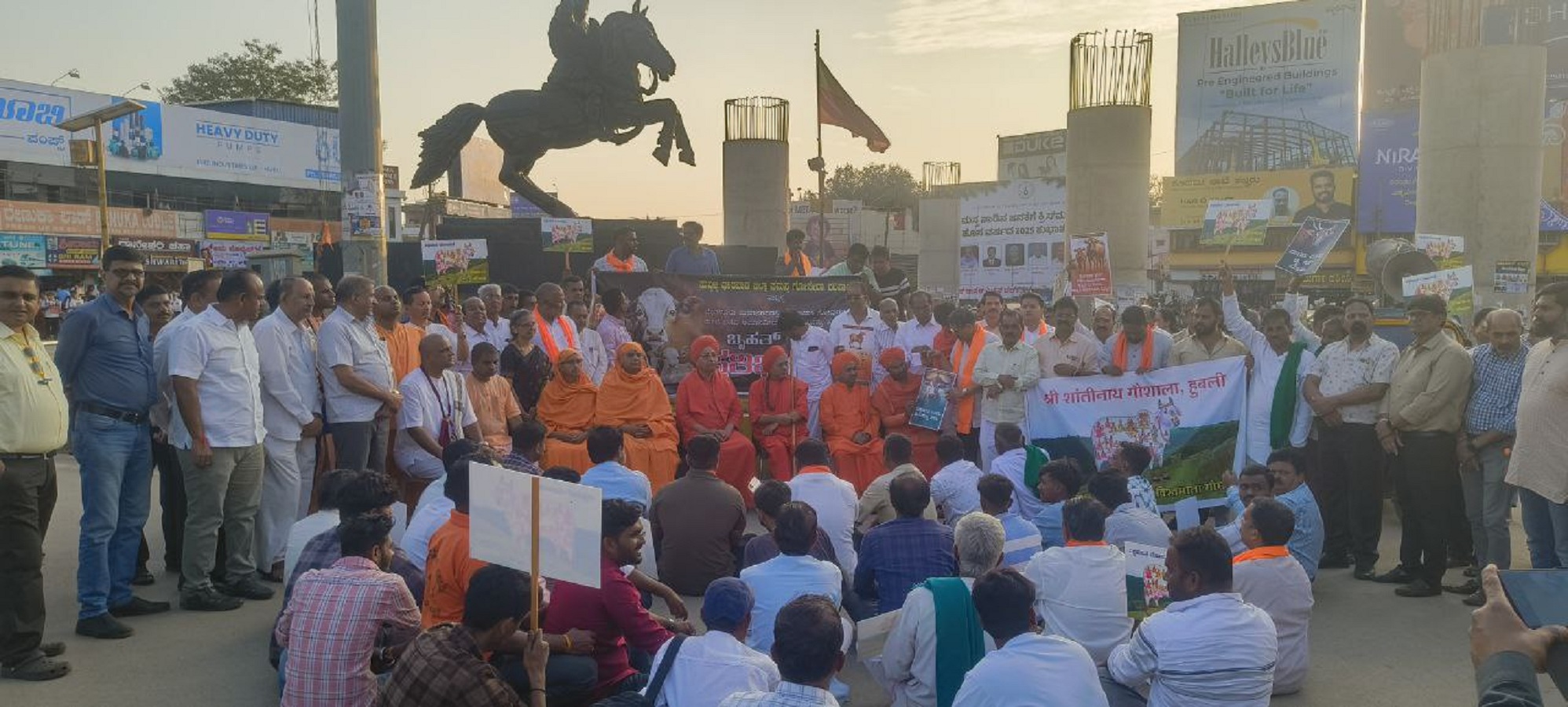 गाय के प्रति क्रूरता के विरोध में निकाली रैली, मानव श्रृंखला बना किया विरोध