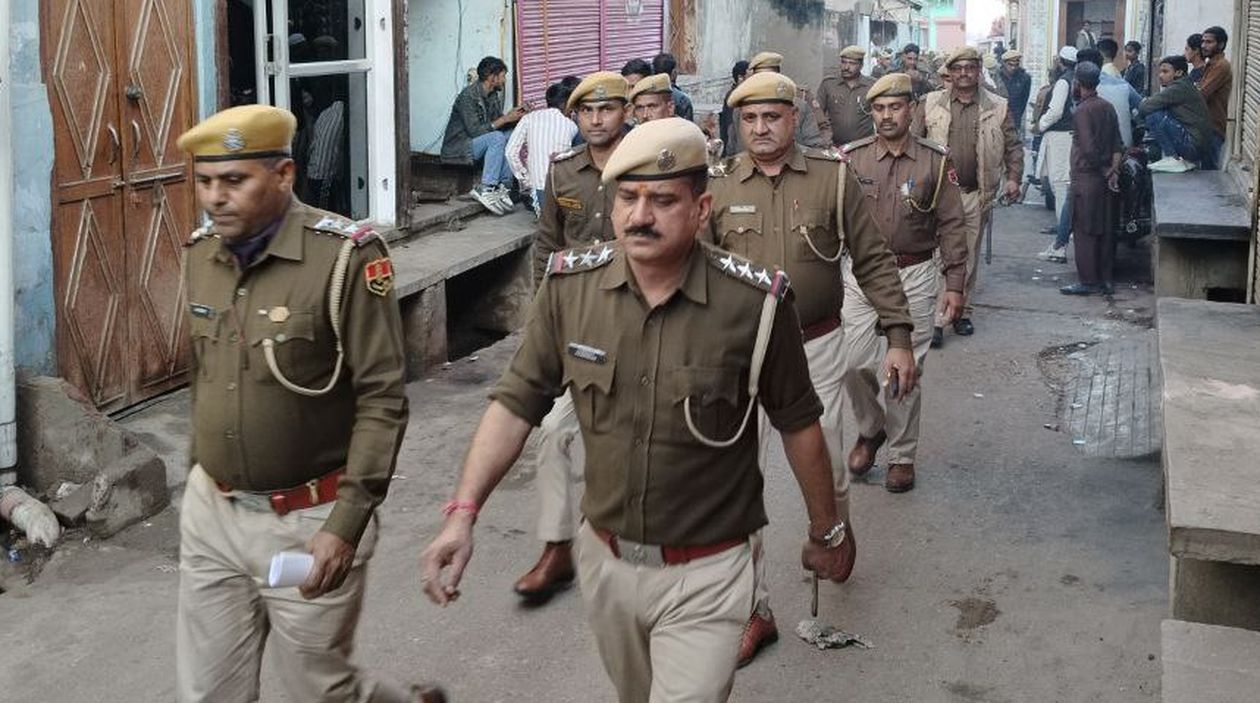 बाइक से कीचड़ उछटने पर झगड़े में कई घायल, 17 जने गिरफ्तार, पुलिस ने निकाला फ्लेग
मार्च