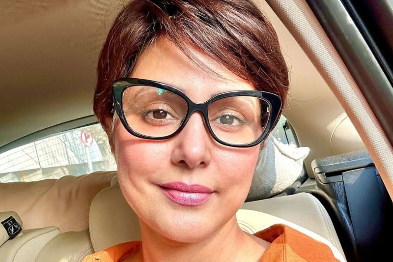 Hina Khan Latest News Actress shares eyelashes video battling cancer