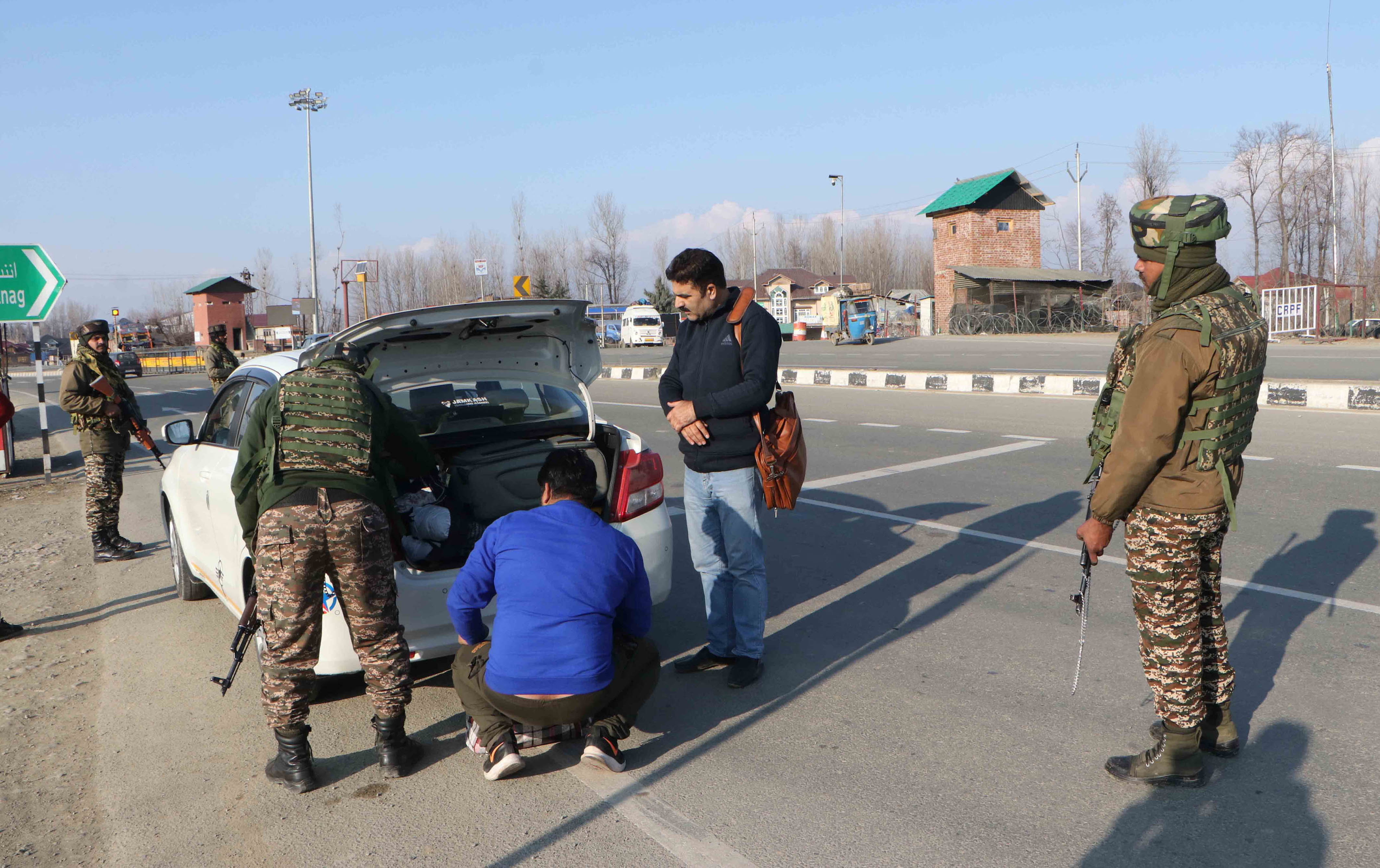 jammu kashmir : श्रीनगर-जम्मू राष्ट्रीय राजमार्ग पर वाहनों की तलाशी