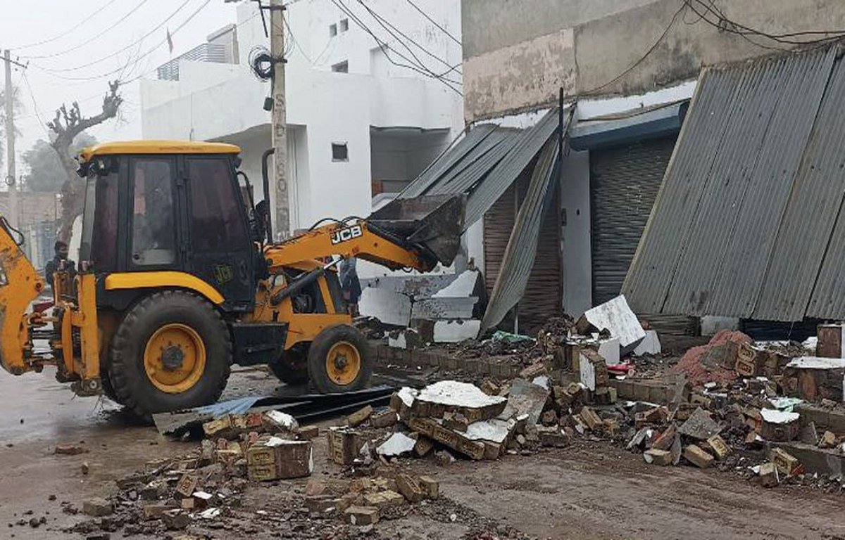 आखिर दुकानों के आगे चला पीला पंजा, नगरपालिका ने हटाया अवैध कब्जा