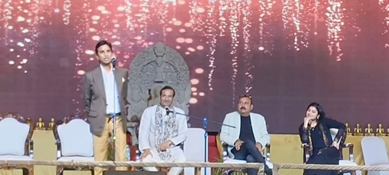 हुब्बल्ली के पास वरूर स्थित नवग्रह तीर्थक्षेत्र के महामस्तकाभिषेक समारोह में आयोजित कवि सम्मेलन में कविता पाठ करते कुमार विश्वास तथा मंचासीन अन्य कवि।