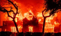 Los Angeles Fires: घर बचाने के लिए हर घंटे 1.7 लाख रुपये करने पड़ रहे खर्च, मरने
वालों का आंकड़ा पहुंचा 24 - image