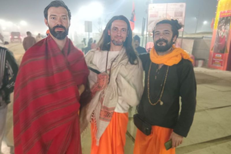 Mahakumbh 2025: प्रयागराज में सजे महाकुंभ मेले की भव्यता और दिव्यता को निहारने न सिर्फ भारत के कोने-कोने से, बल्कि पूरी दुनिया से लोग यहां पहुंच रहे हैं।