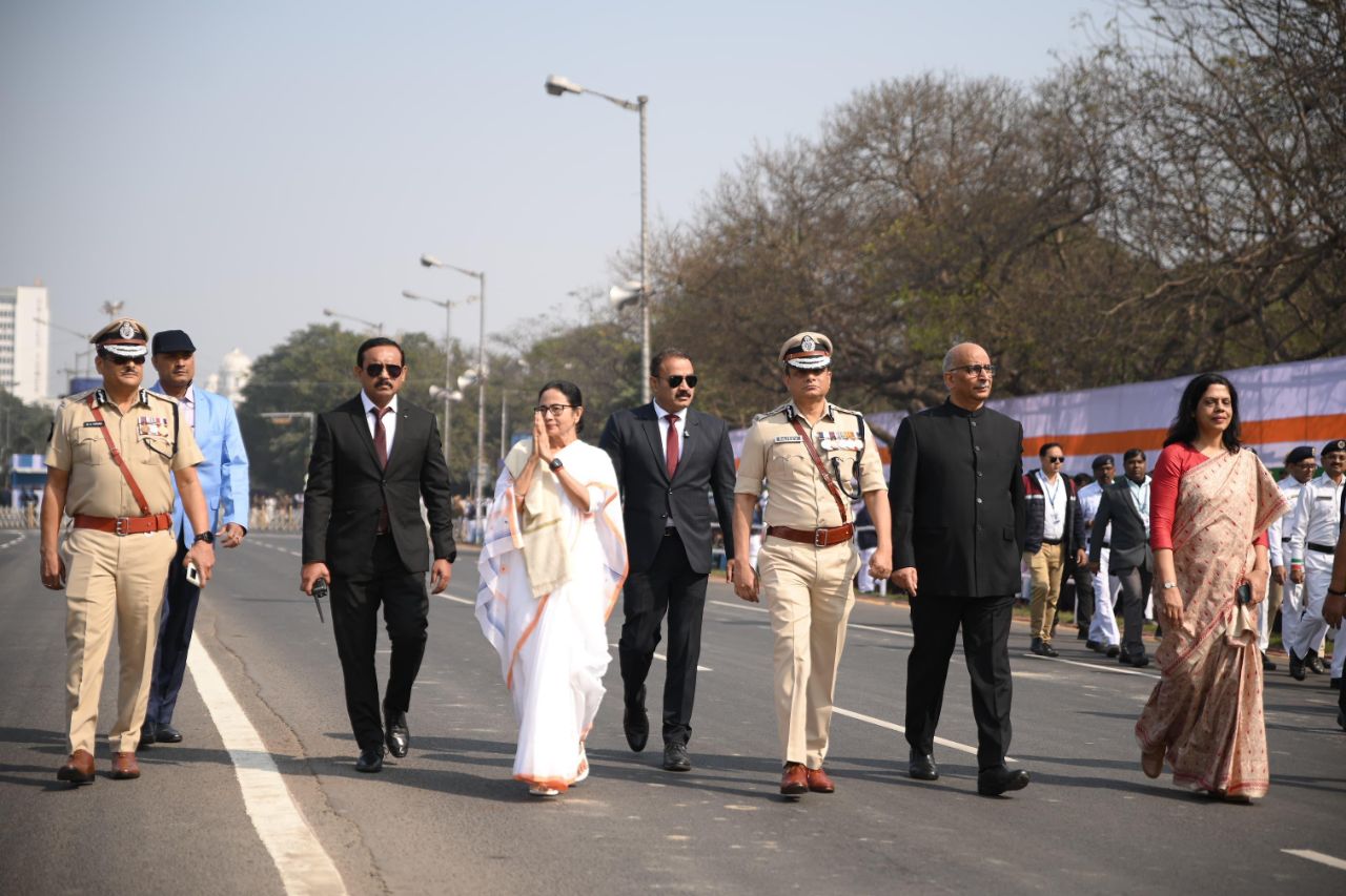 कोलकाता में भव्य परेड, संविधान का उपहार देने वालों को श्रद्धांजलि, मूल्यों की
रक्षा करने की प्रतिज्ञा