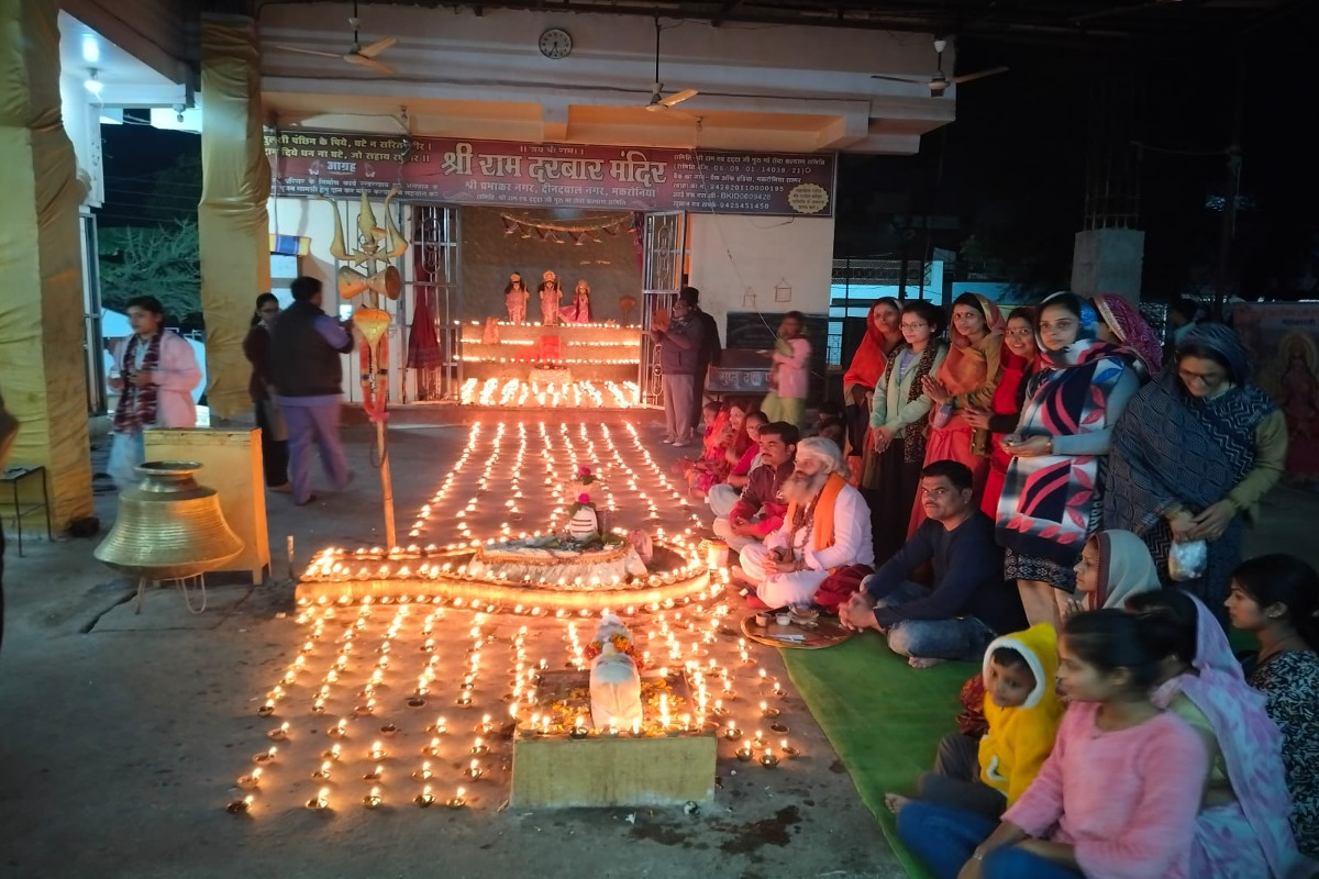 vedio दीपकों की रोशनी से जगमग हुए मंदिर, महाआरती और सुंदरकांड का हुआ आयोजन