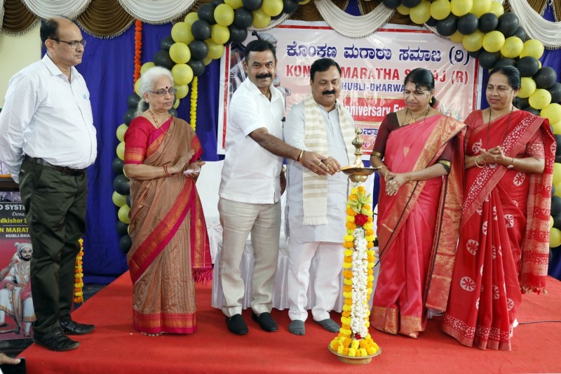 हुब्बल्ली- धारवाड़ कोंकण मराठा समाज के 40 वें वार्षिकोत्सव का दीप प्रज्ज्वलन कर उद्घाटन करते विधायक महेश टेंंगिनकाई।