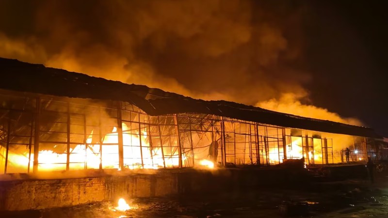 A massive fire broke out in fruit market of Amroha