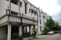 Medical college: कोरोना के बाद से मेडिकल कॉलेज की कैंटीन बंद, स्टूडेंट-स्टाफ
परेशान - image