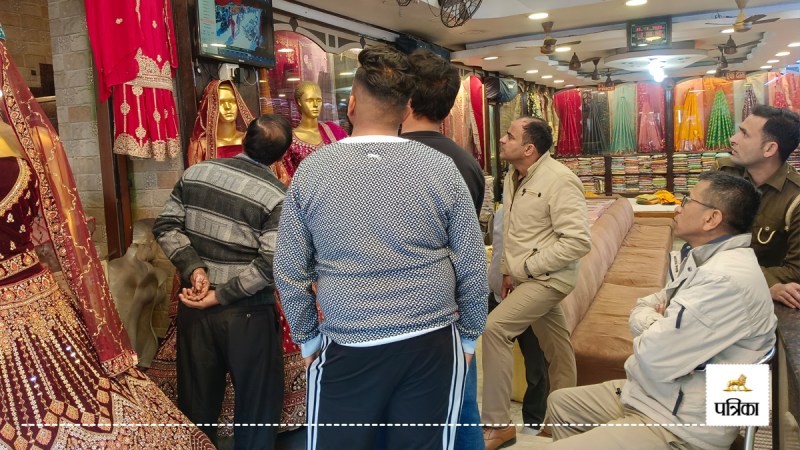 miscreants ran away looting necklace of currency notes in Moradabad