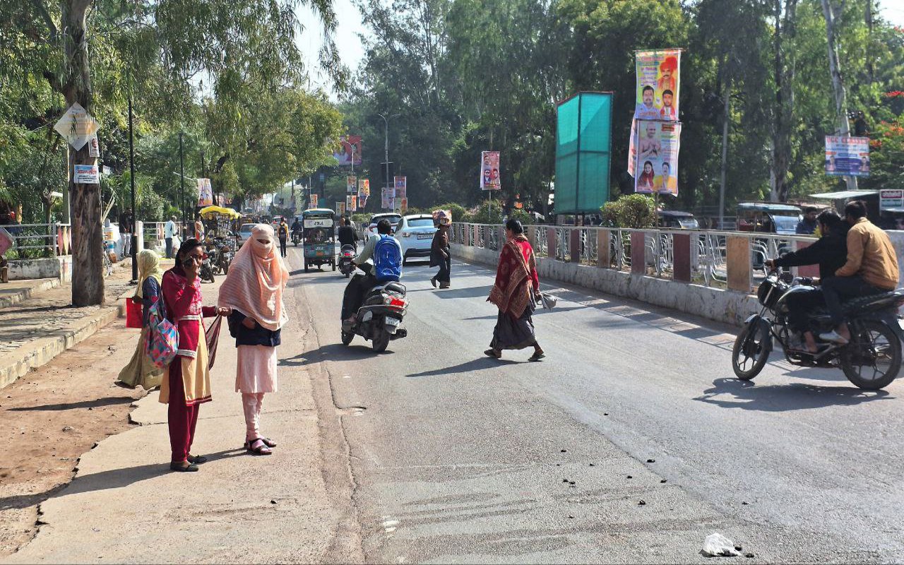 धूप निकली, लेकिन 6 किलोमीटर प्रति घंटे की रफ्तार वाली हवाओं ने बरकरार रखी ठंड