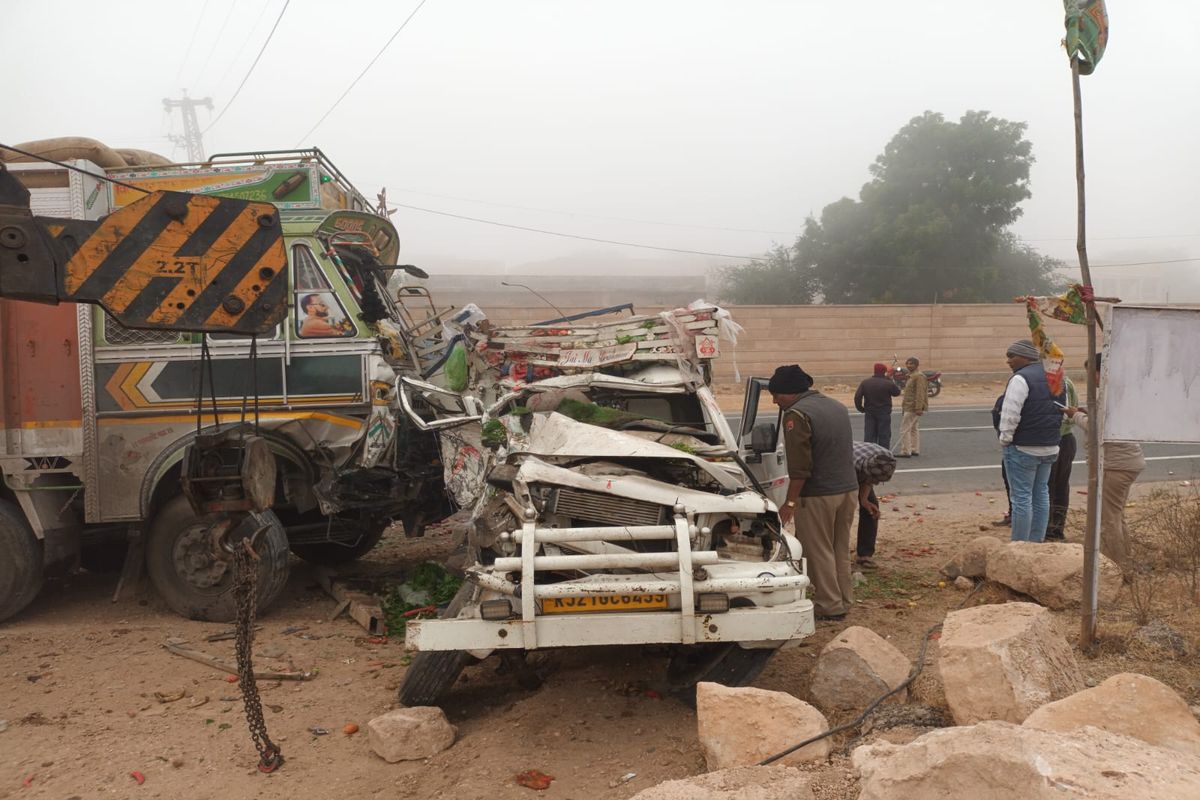 लोडिंग वाहन व ट्रक की भिड़न्त में दो की मौत, चार जने घायल