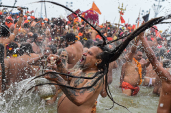 Naga Sadhu Ki Duniya: कुंभ में ही बनते हैं नागा साधु, इससे पहले पूरी करनी होती
है ये जिम्मेदारी - image