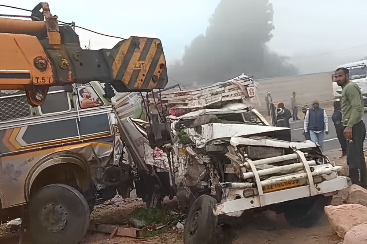 Rajasthan Road Accident: राजस्थान के नागौर में भीषण हादसा, सब्जी लेकर आ रहे 2
लोगों की मौत, 4 की हालत गंभीर