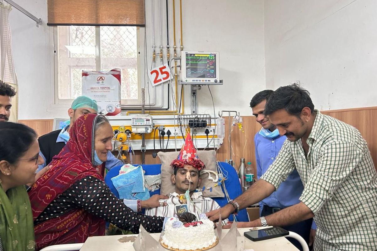 85 लाख रुपए का इलाज निशुल्क: युवक 7 महीने से ICU में भर्ती, जिंदगी जीती तो
डॉक्टरों व स्टाफ ने मनाया बर्थ-डे