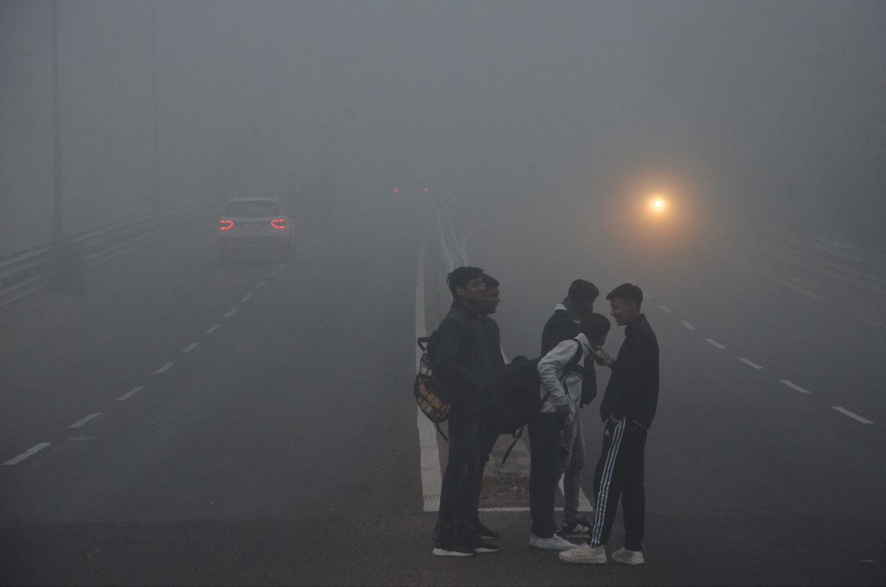 जोधपुर में बीती रात को गिरी ओस, सुबह घना कोहरा