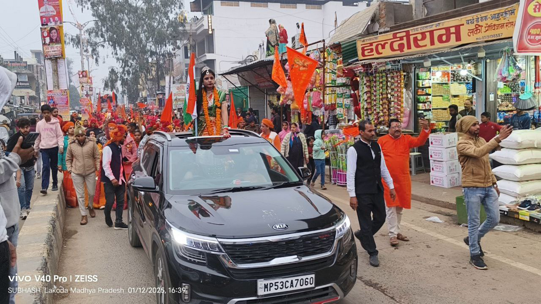 गाजे बाजे के साथ निकली भगवा यात्रा, जय श्रीराम के नारों से गूंजा शहर