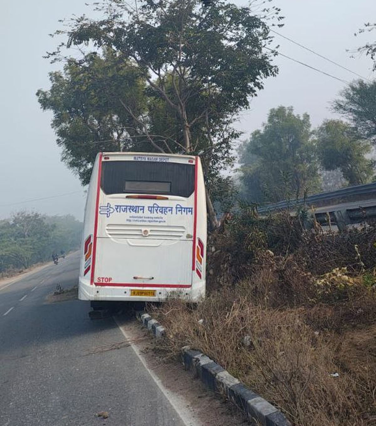 विद्युत पोल से टकराकर रोडवेज बस दुर्घटनाग्रस्त