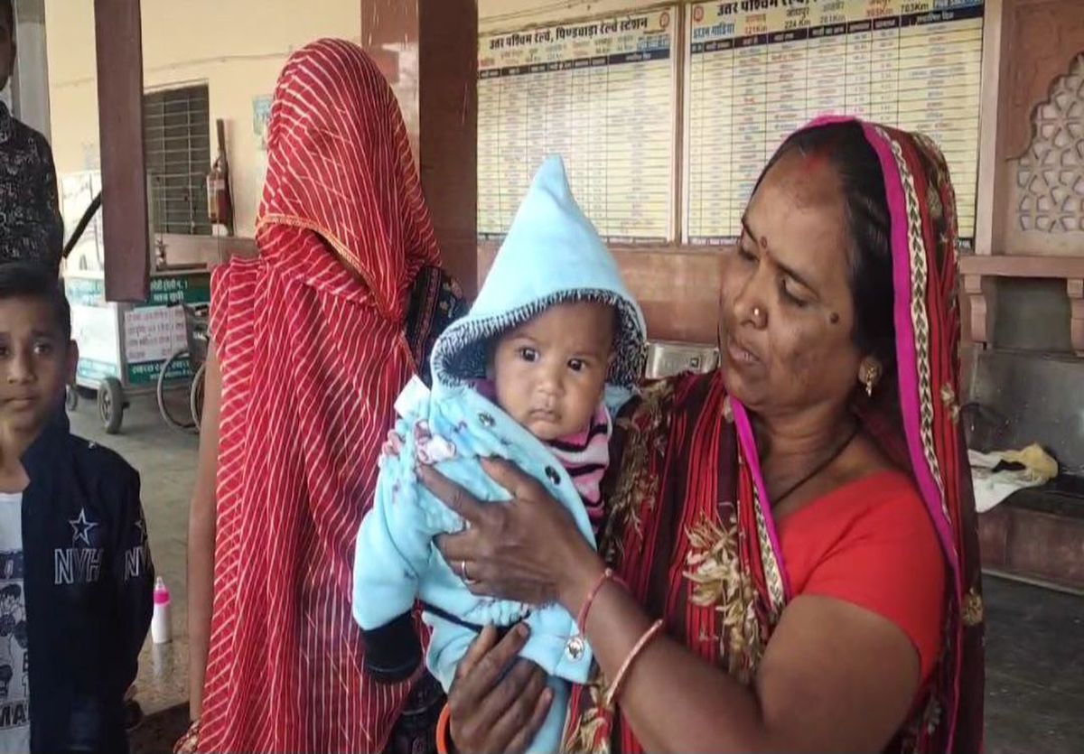 पिण्डवाड़ा शहर के रेलवे स्टेशन पर एक मां ने अपने तीन माह के मासूम बच्चे को लावारिश हालत में छोड़ा