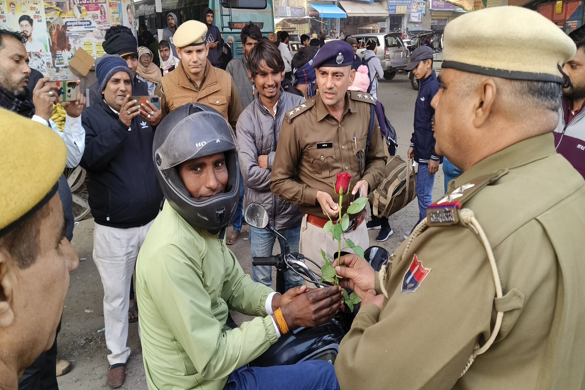 सड़क सुरक्षा माह: थीम ‘परवाह’ को साकार करती दिखी पुलिस, गुलाब के फूलों से दिया
जागरूकता का अनोखा संदेश