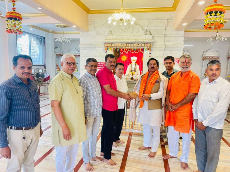 केन्द्रीय बाल श्रम बोर्ड के पूर्व उपाध्यक्ष एवं कांग्रेस के वरिष्ठ नेता शिशुपालसिंह राजपुरोहित का पुणे (महाराष्ट्र) में स्वागत करते राजपुरोहित समाज के लोग।