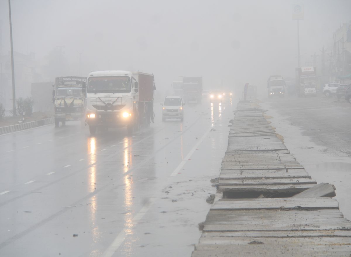 Weather Update: अजमेर में बर्फीली सर्दी के बीच बरसात ने लगाया तड़का