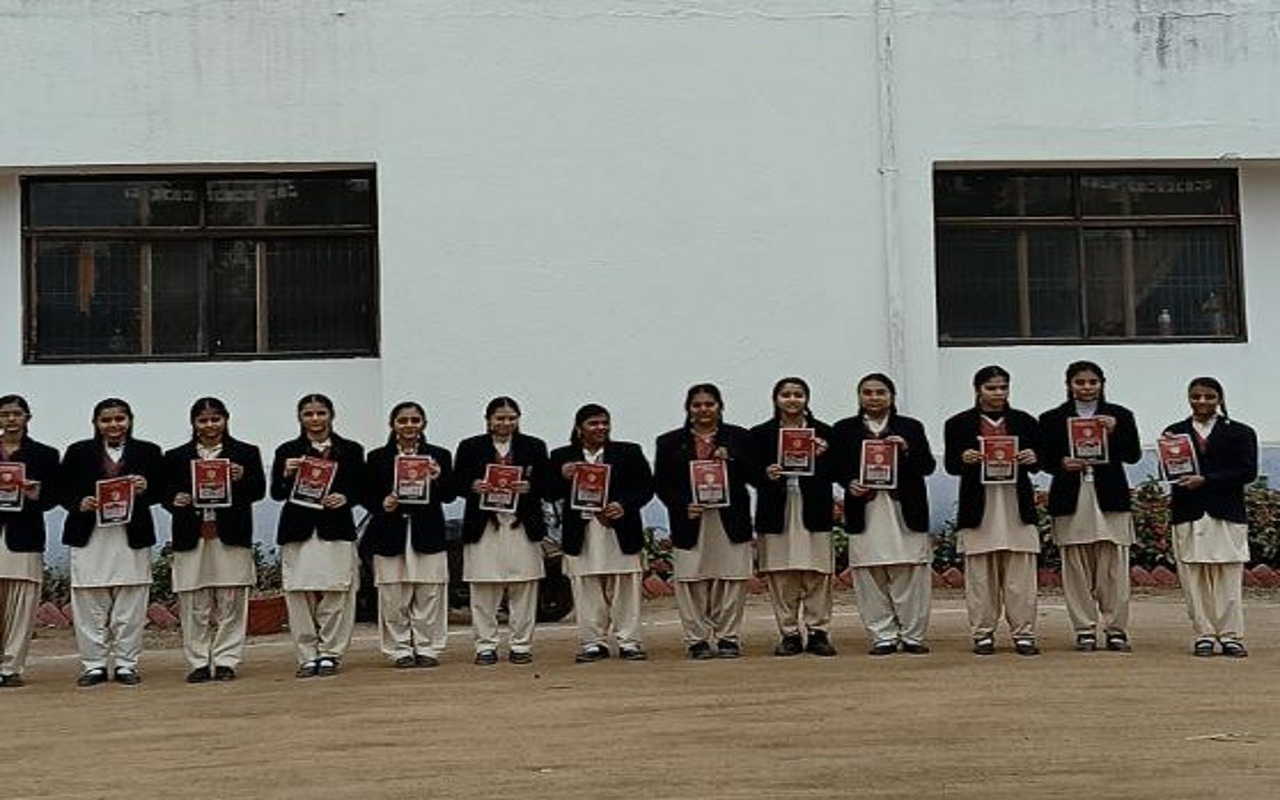 छतरपुर पत्रिका रक्षा कवच अभियान से साइबर ठगी को लेकर सर्तक हुई छात्राएं, दूसरों
को भी कर रही सावधान