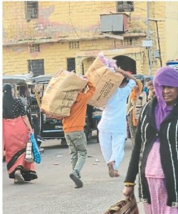 शिवगंज के बाजारों से हटेंगे अतिक्रमण, ग्राहकों की सुविधा के लिए बाजार में चलेंगे
ई-रिक्शा - image