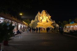 पूजा, इबादत और प्रार्थना से शुरू हुआ नव वर्ष, मंदिरों में उमड़ी भक्तों की भीड़ - image