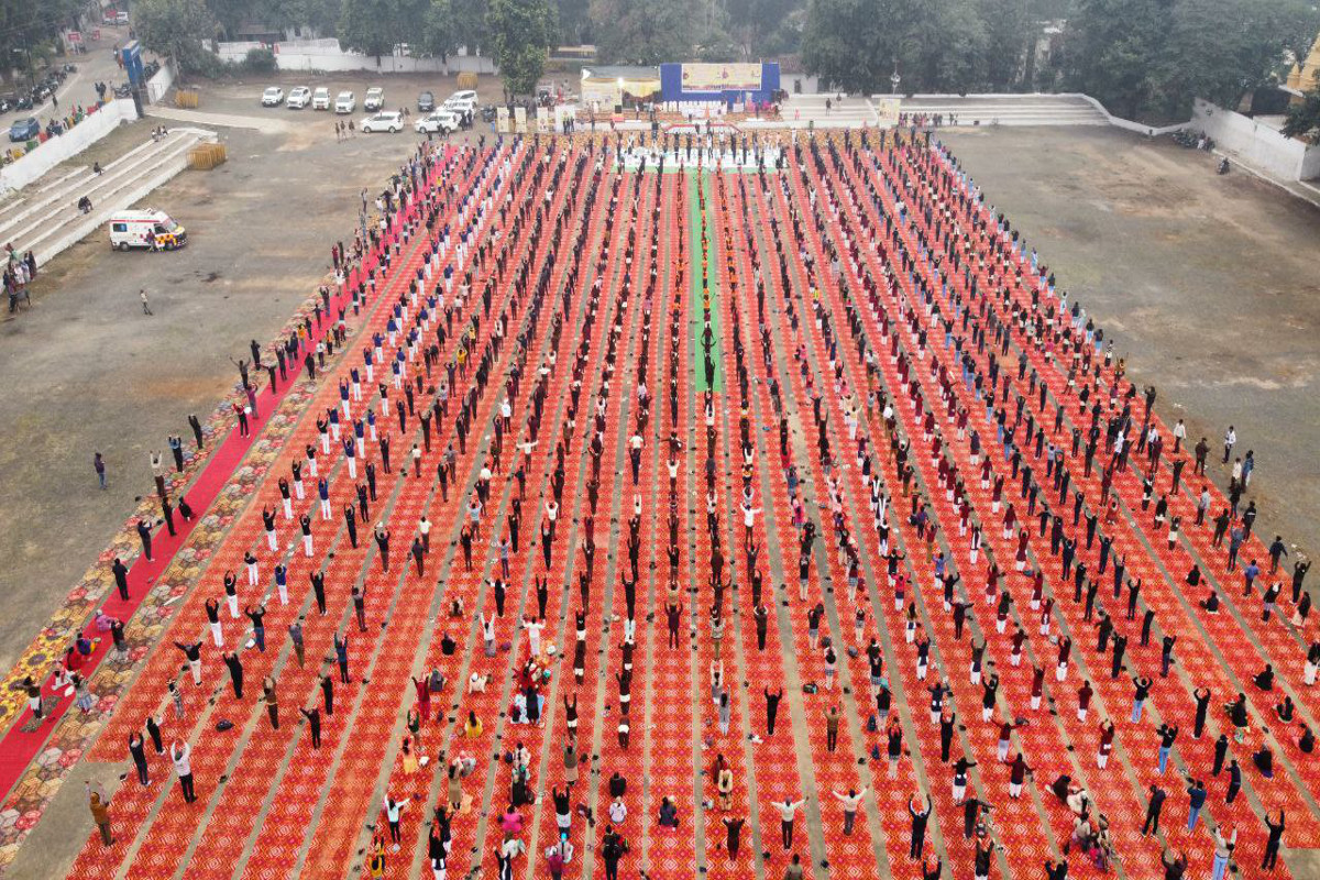 vedio स्वामी विवेकानंद जयंती पर एक साथ हजाराें बच्चों ने किया सूर्य नमस्कार
, मंत्री भी हुए शामिल 