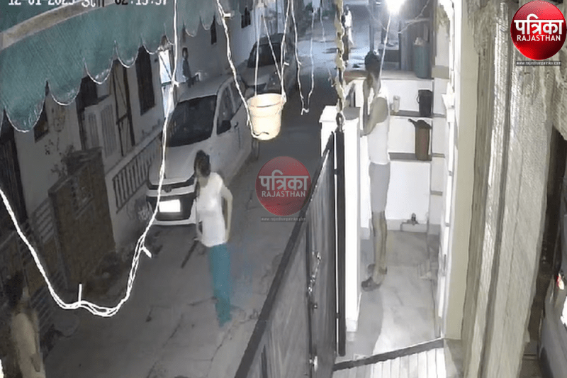 Watch Video : दो चोर मकान का तोड़ रहे थे ताला, पड़ोसियों के चिल्लाने पर भागे, सीसीटीवी में कैद